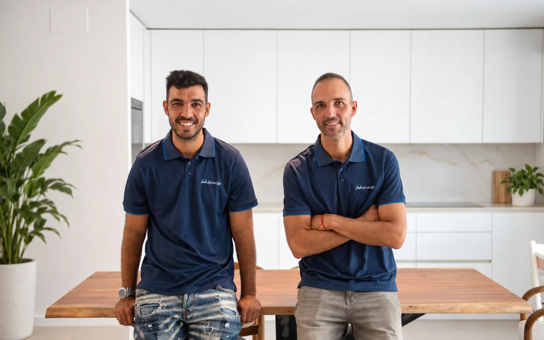 Los dos gestores de AA Energy Enríquez, con el polo de la empresa, en la cocina de una vivienda